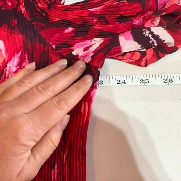 Catherines Women's Floral Bell Sleeves Stretch Blouse Red Black Plus Size 1X - Picture 8 of 8